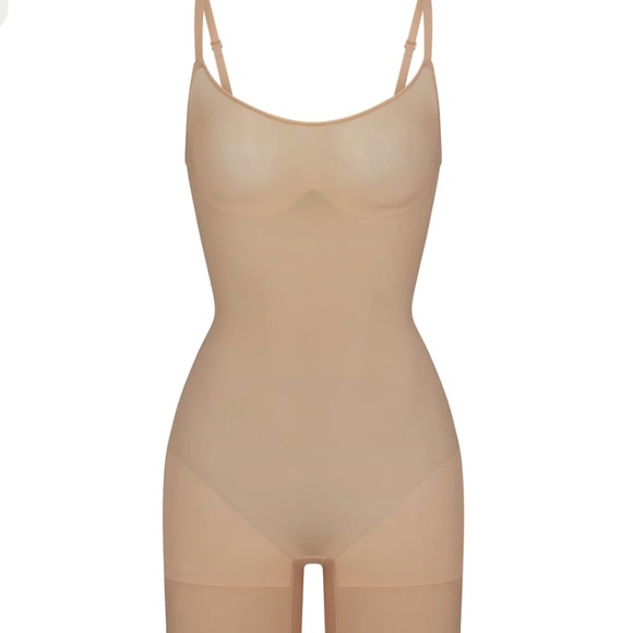 skims 
Shapewear Bodysuits
EVERYDAY SCULPT
MID THIGH BODYSUIT - Picture 2 of 8